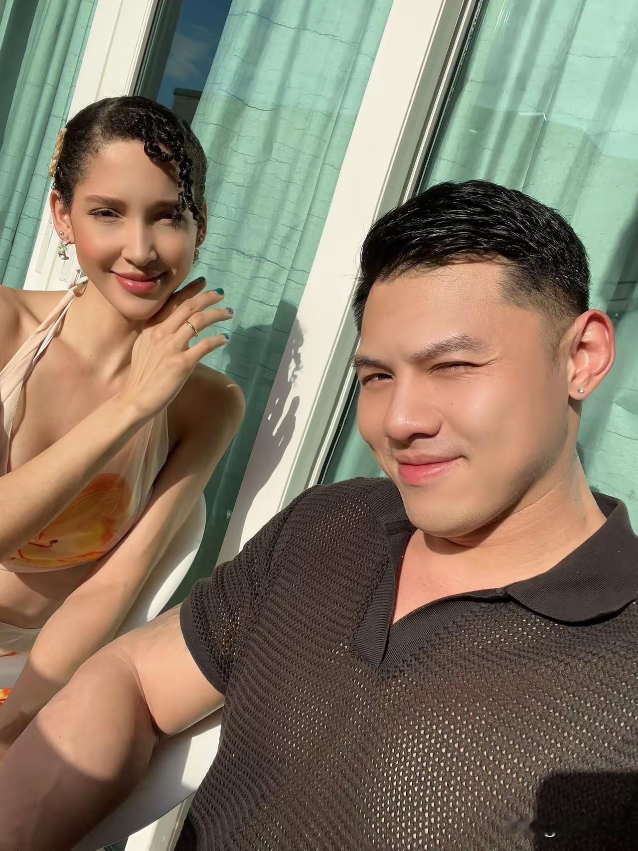 这两人非常的幸福，男人比较成熟，比较有魅力，女人非常漂亮，非常有气质，两个人在一