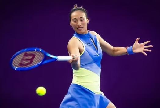 打不过就怒摔球拍，郑钦文王者归来，美国名将直接破防。北京时间2月9日，WTA