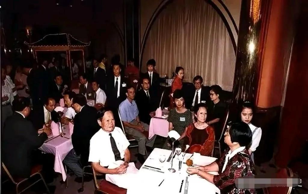 命中注定！1995年一张合影暗藏天意，杨振宁身边坐着的女孩，9年后成了他的妻