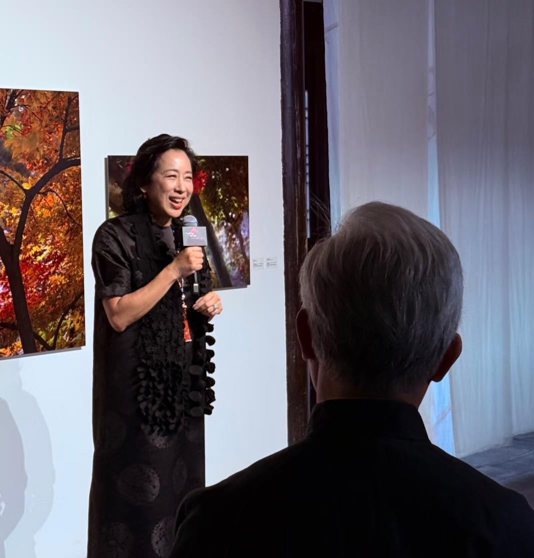 朱玲玲67岁开画展：豪门媳妇，如今活成了画里的光67岁朱玲玲穿素裙站上海画展