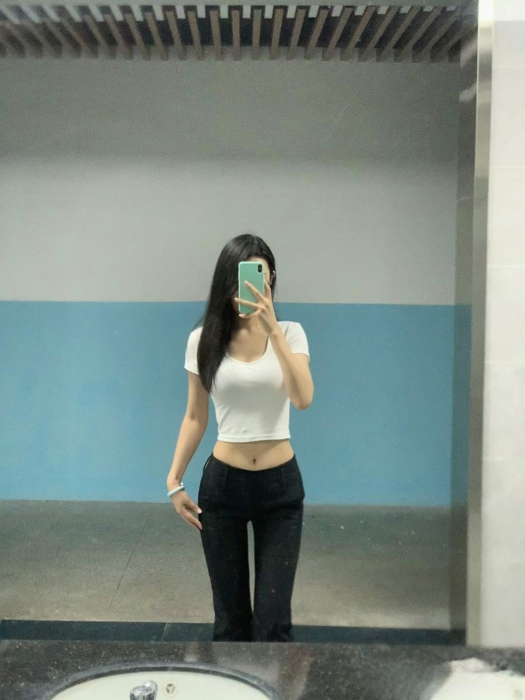 今晚去跟男神约会，穿哪一套能迷死他呀？友友们给点意见约会吸睛穿搭