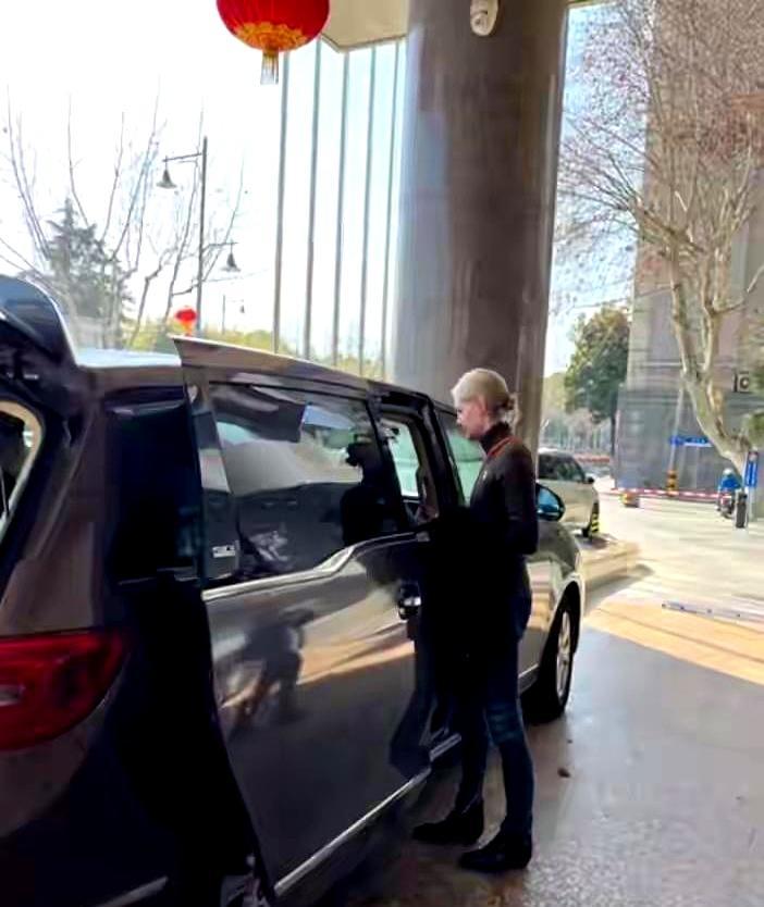 在武汉酒店门口，身高近1米8的撒贝宁，突然全程弯着腰。几个路人冲上来求合影