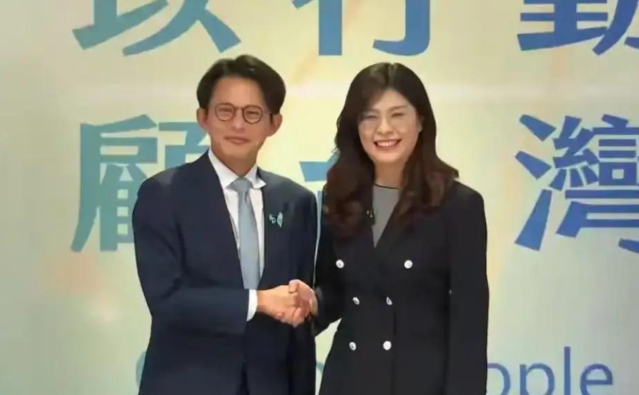 蓝白主席刚会面就内讧？白营甩锅国民党，侯友宜怒了，郑丽文硬刚郑丽文与黄国昌