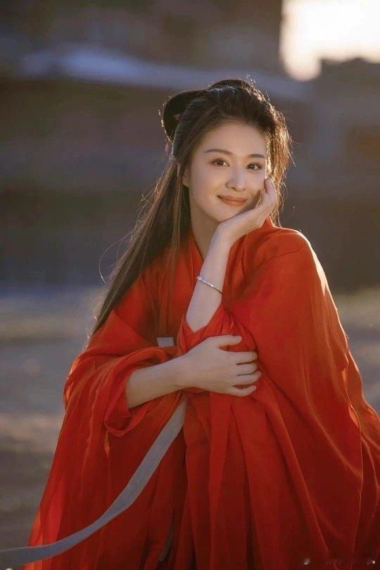 王楚然顶级美味alpha她的五官精致得像雕刻出来的，却没有一丝柔弱感。反而像一