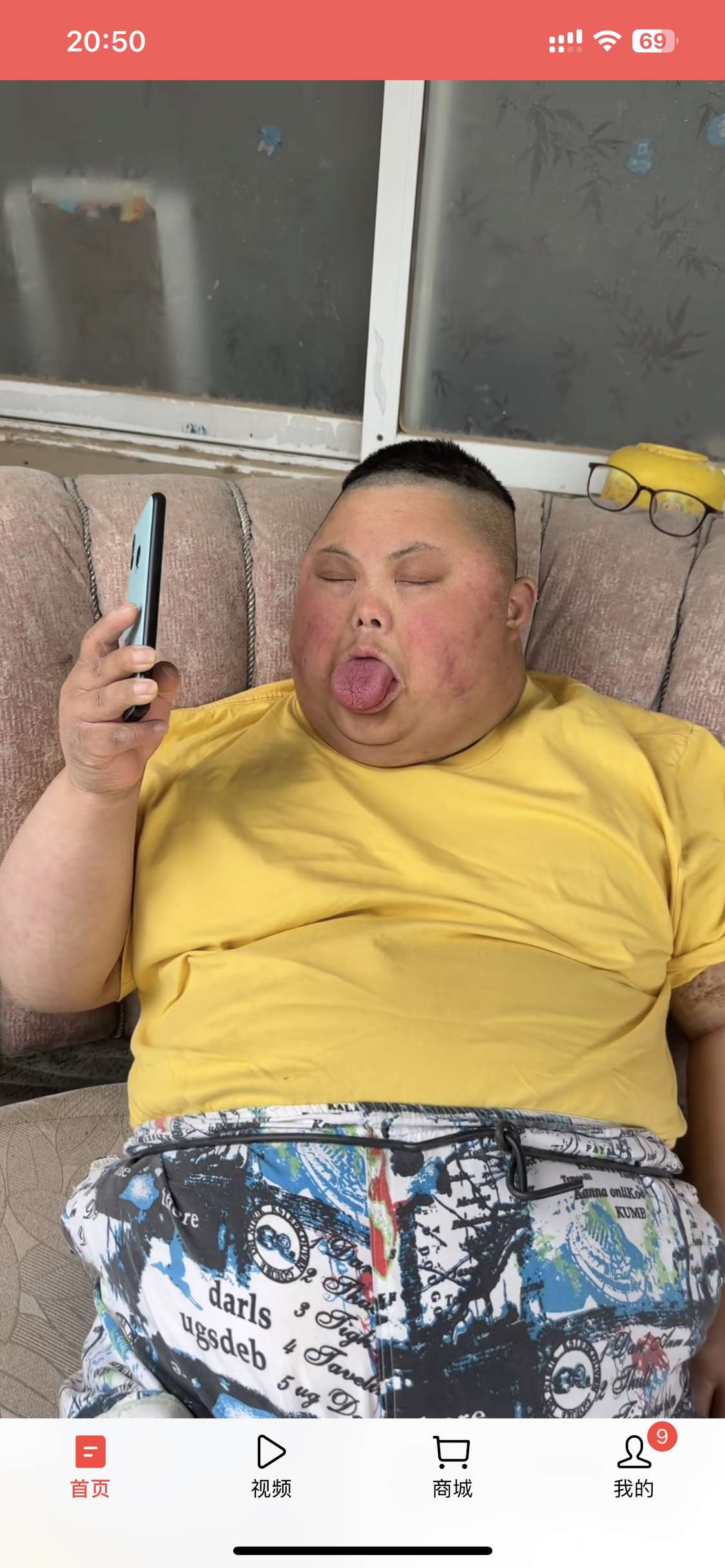 他为什么睡觉要把舌头伸出来？不伸出来睡不着吗