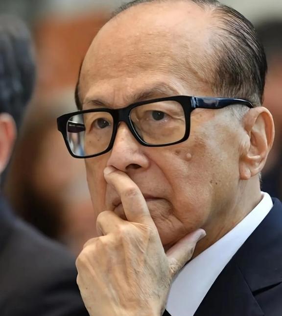 李嘉诚把英国电网、铁路、电讯全卖了，我嗅到了一股“搬家”的味道……5个月，三次