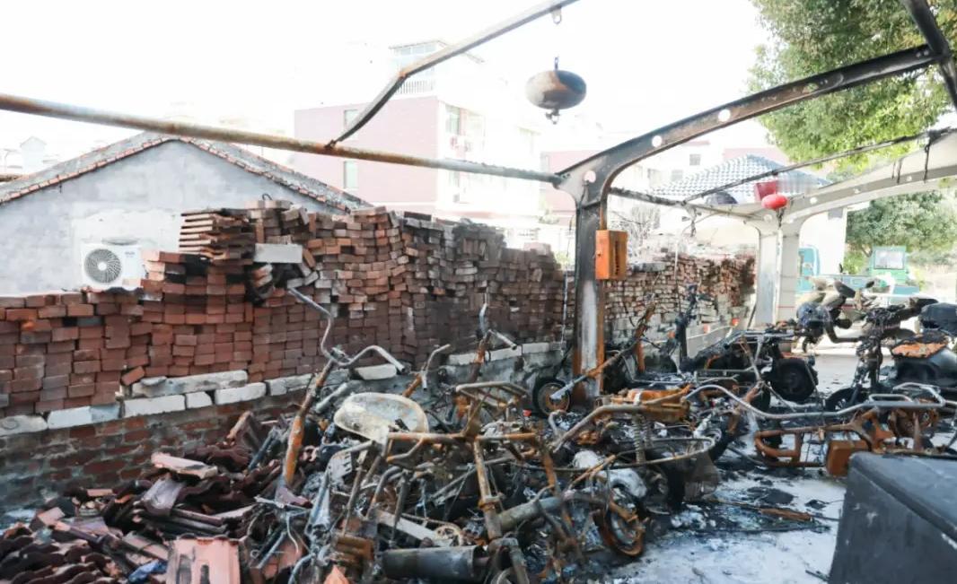 【老铁们，这个问题太有必要了！电动车充电安全“雷区”在哪？老牛帮你划重点】老铁们