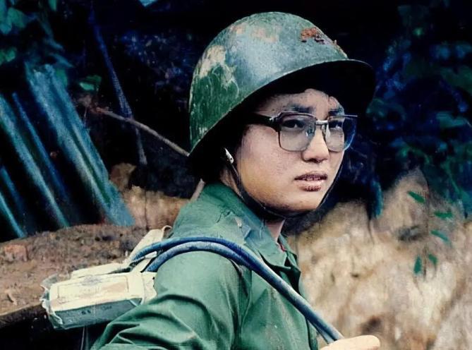 1986年，对越自卫反击战打得正酣，我军守卫的士兵突然拦住了一个女护士，要她出示