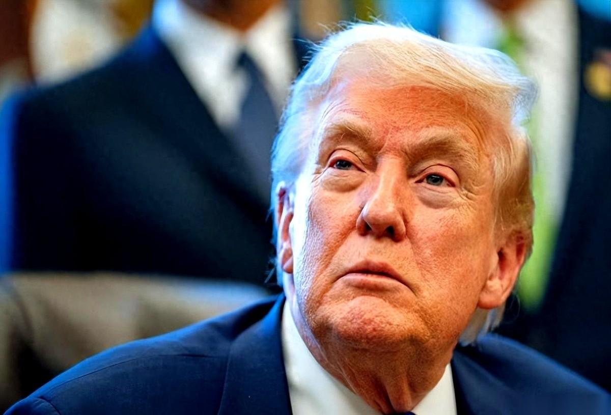 特朗普又把那根“关税大棒”抄起来了。行政令签下去，先加10%，话音刚落，他手一