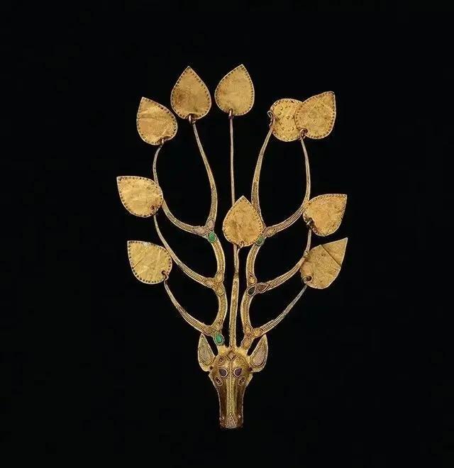 1981年，一名女孩儿在路过庄稼地时，竟听到青纱帐里传来了男女的呓语声。那是