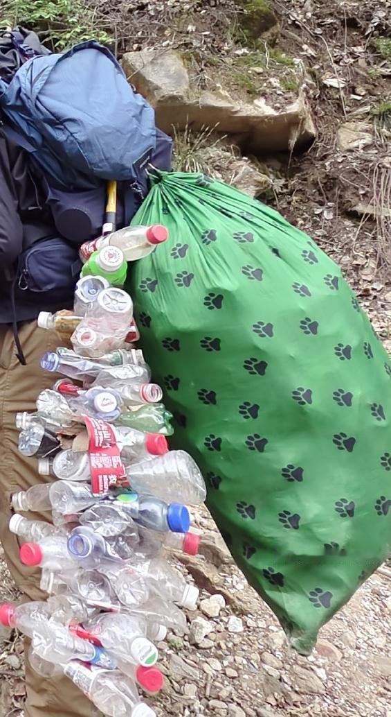 进山捡瓶子，他坚持了10年！有人说，婚姻都逃不过7年之痒！但是，内蒙古一