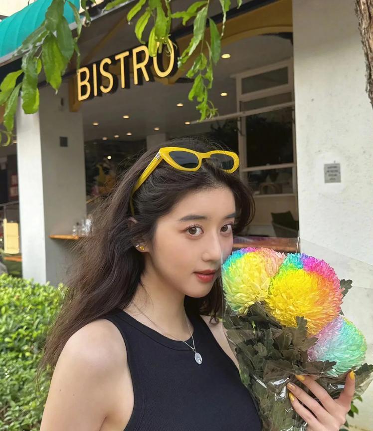 李凯馨置顶评论，她直接怒怼赴山海女演员在中国发展，却在外网大放厥词，让很多官方