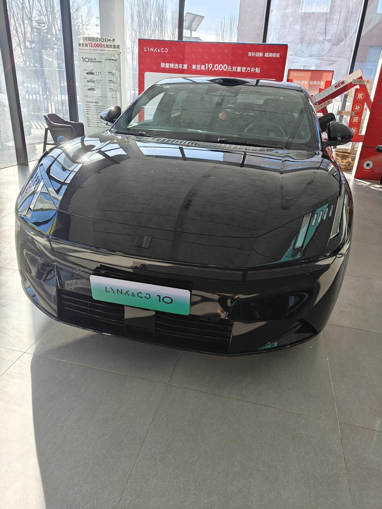 领克10这台车从上市到现在一直没怎么关注，这次到店体验领克900时无意间看到了它