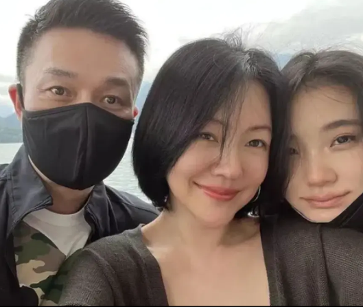 小S又被被挖出一个旧料，确实让人震惊。网友爆料，小S在很多年前就冠夫姓了，且