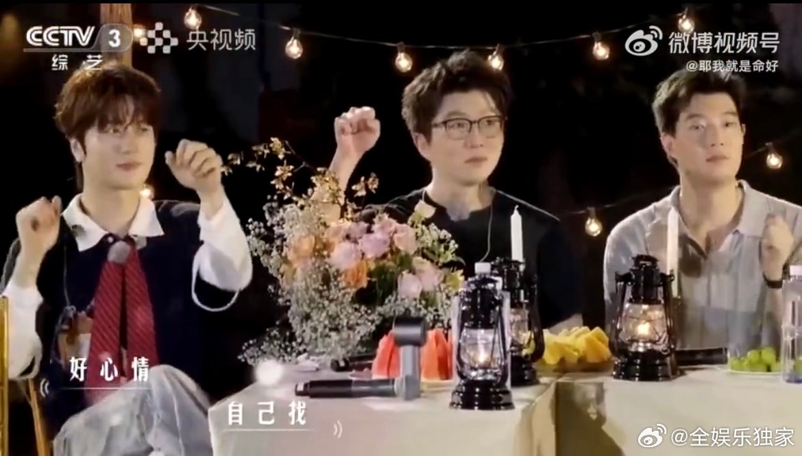 唱歌的是谢娜累的是撒贝宁谢娜带着快乐歌曲上场，撒贝宁早早站好“待命”，全程开启