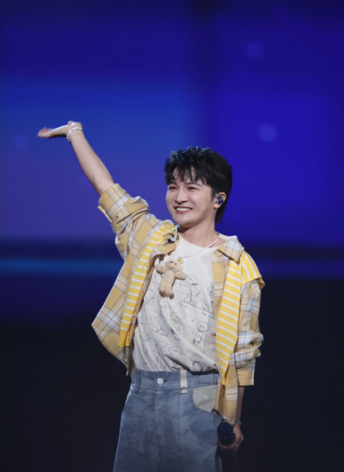 周深邓超助阵仲夏歌会文俊辉生日舞台超帅