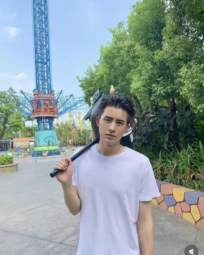 敖瑞鹏果然是娱乐圈的一股清流，全网无丑照，有几张硬丑的还是他自己发的​​​