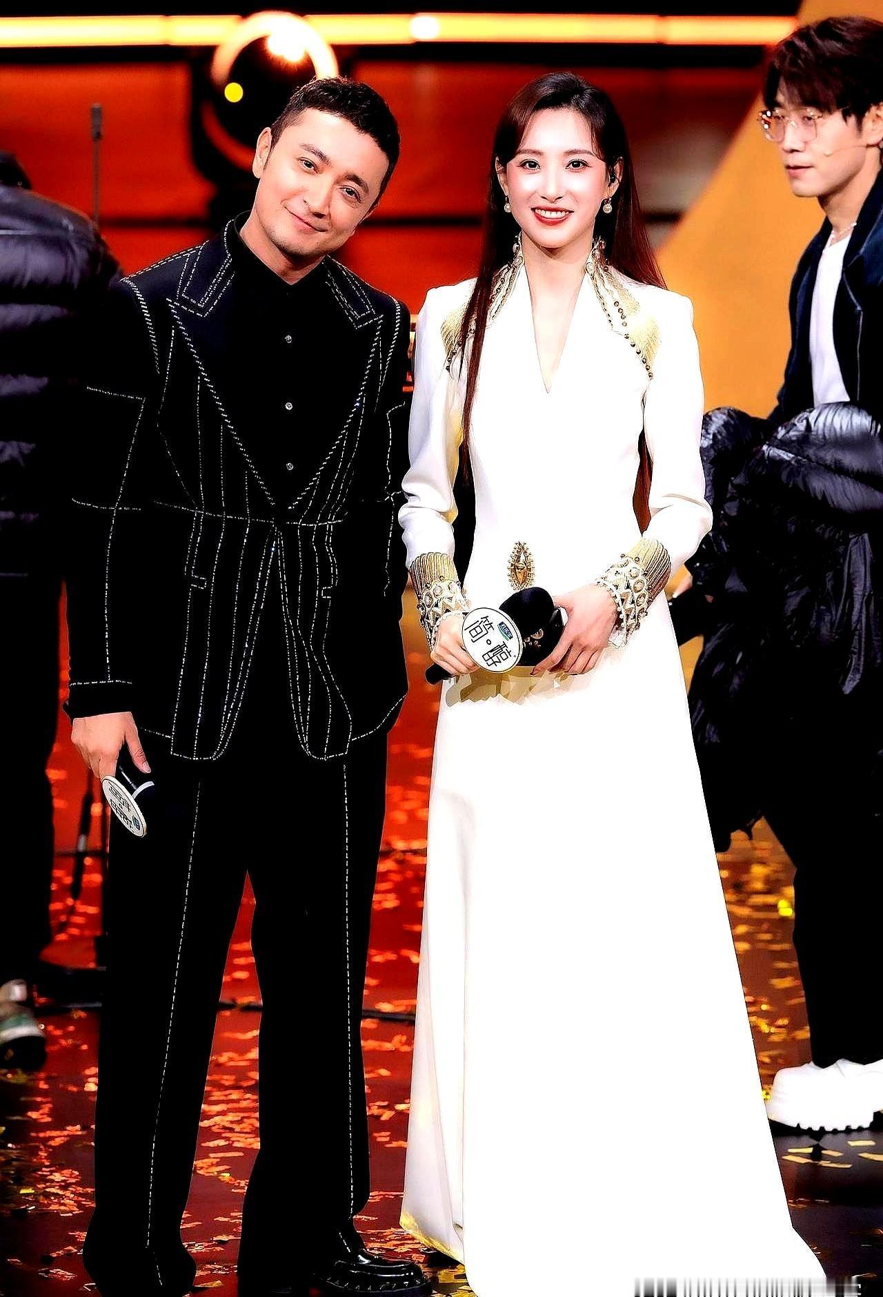 尼格买提和马凡舒那几张合照，压根就不是官宣恋情，但里面藏着的东西，比官宣更稀缺。