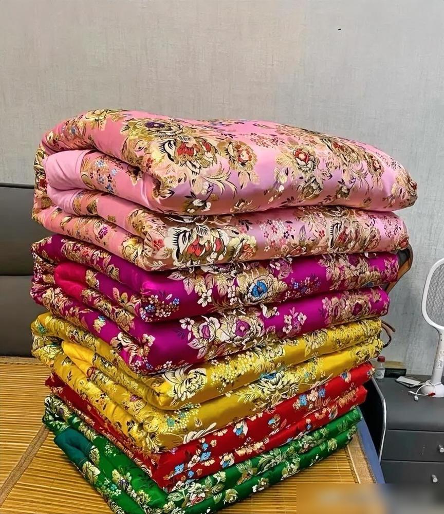 我大姨去世之后，留下了许多被子，其中有两床还是老人今年新做的，她本来打算过年的时