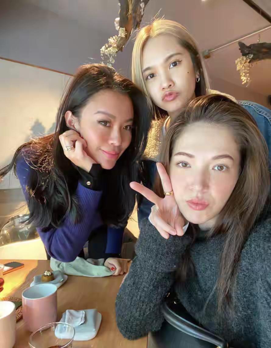 杨丞琳和许玮甯是相识20多年的大学同学和闺蜜。杨丞琳曾在访谈对许玮甯说过：如果你