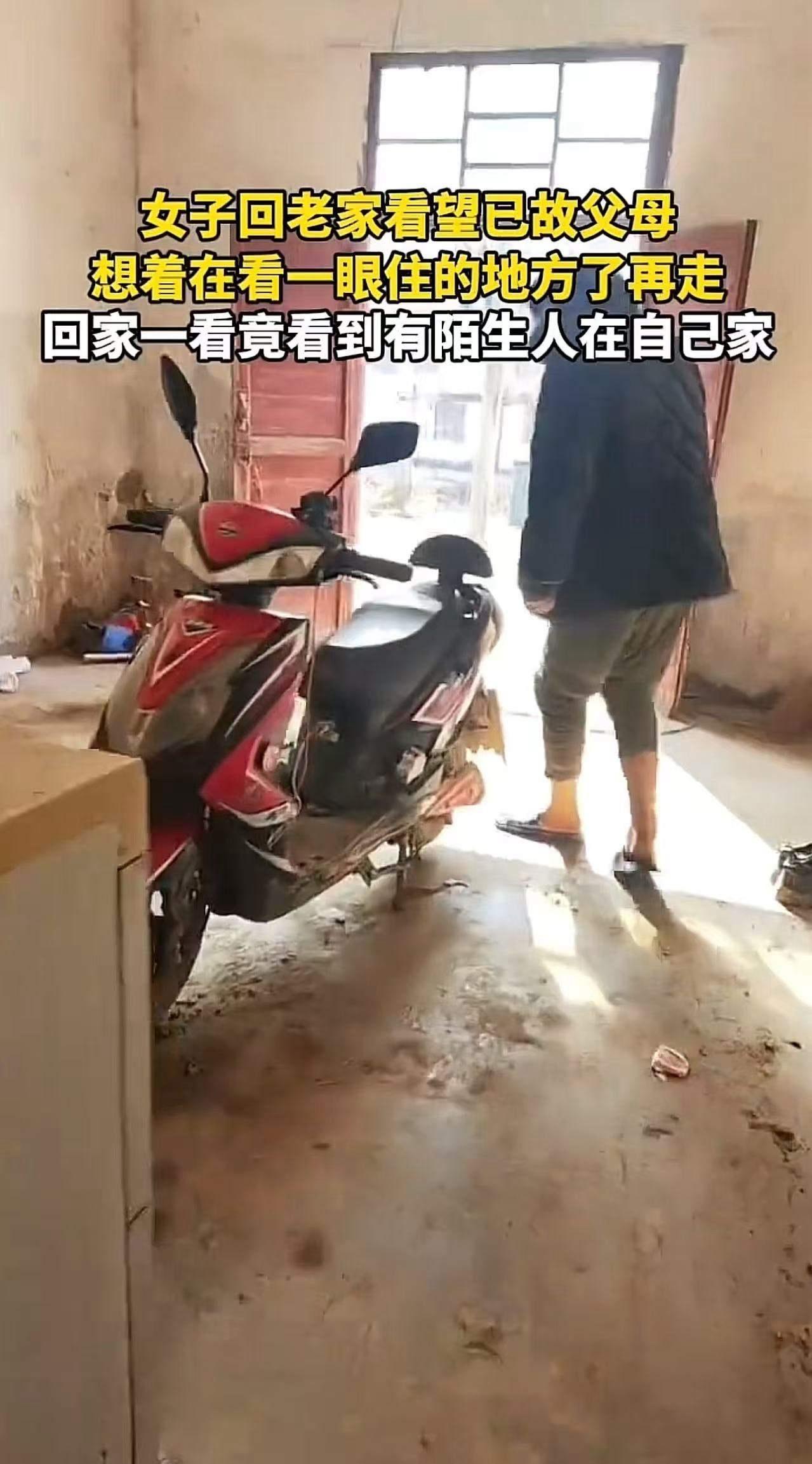 女子回老家拜祭已故父母，心中满是思念与哀愁。她轻轻走到那曾经温暖的家门前，心里暗