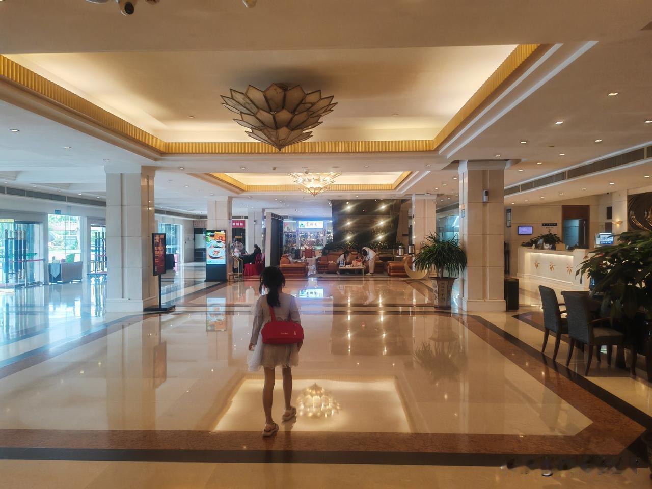 来参加华晨宇演唱会的歌迷难道是连夜提桶跑路了吗？做酒店的欧总很是困惑！海口这个