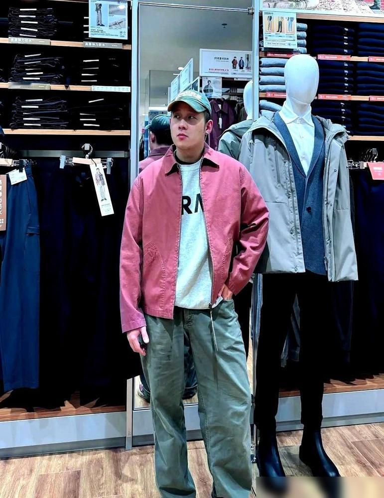 把那件沉甸甸的脏粉色外套死死搂在怀里时，我感觉自己像刚在优衣库“抢了银行”。