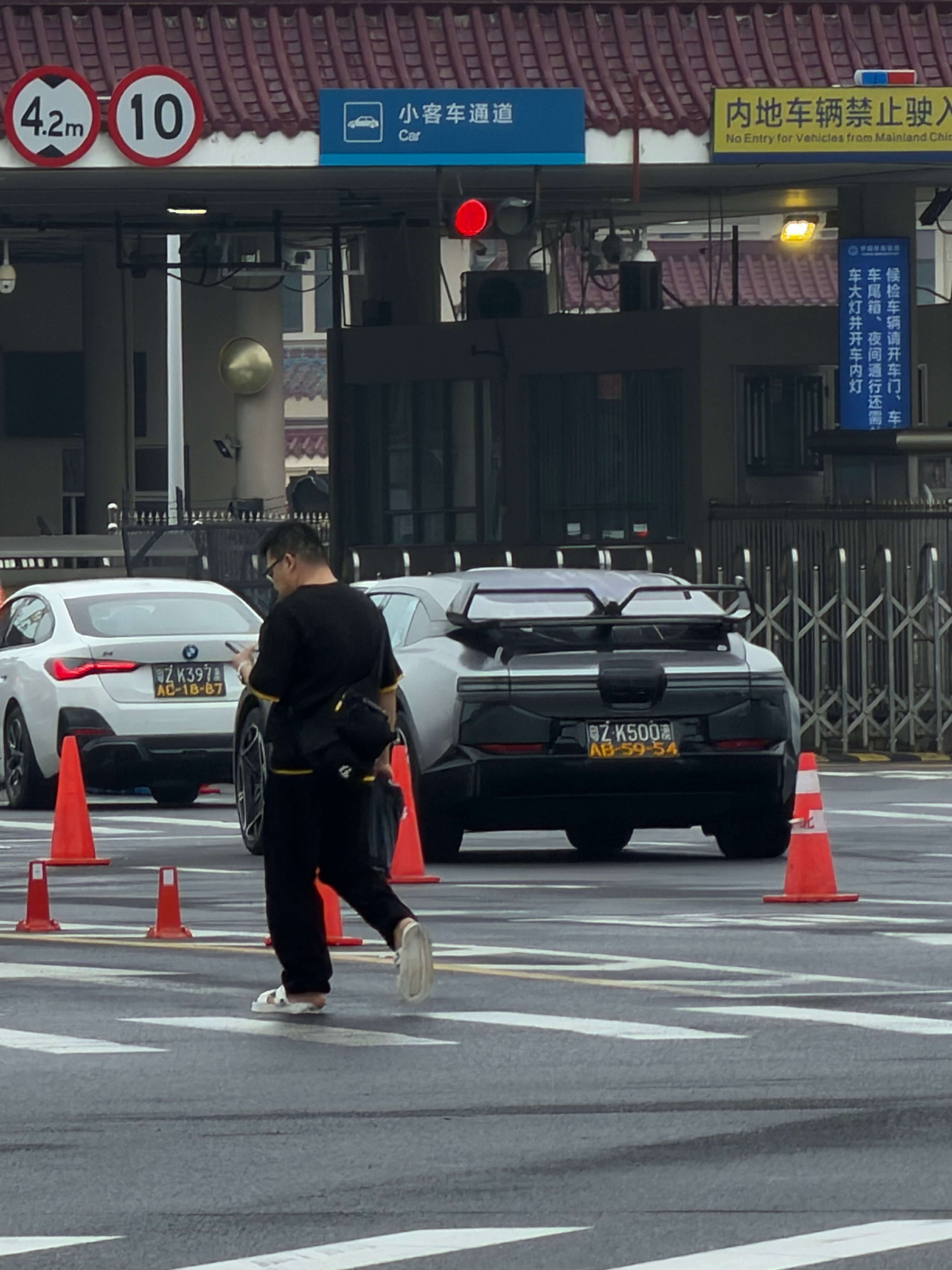 澳门路上，最多的新能源车是特斯拉，第二个是蔚来，第三个，感觉有迹象会是智己，当然