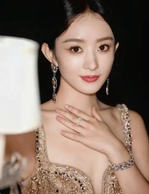 离婚四年，我才看懂赵丽颖和冯绍峰最大的区别。你看赵丽颖的行程。上半年手握《幸