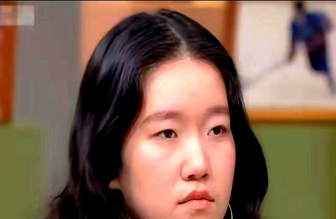 亲生父亲把大儿子当空气，连电话号码都不给。小儿子却成了冬奥国手。你看，他对小