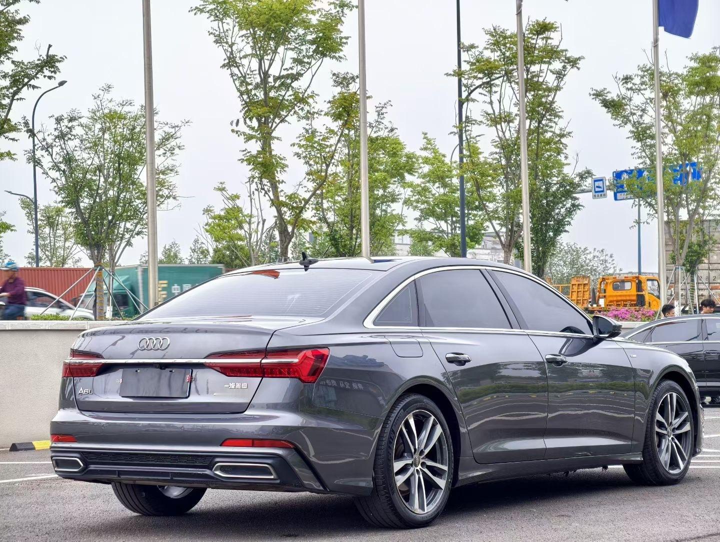 灰色奥迪A6L同样年份不如黑色保值，但是买二手车还是灰色实惠，毕竟也就...