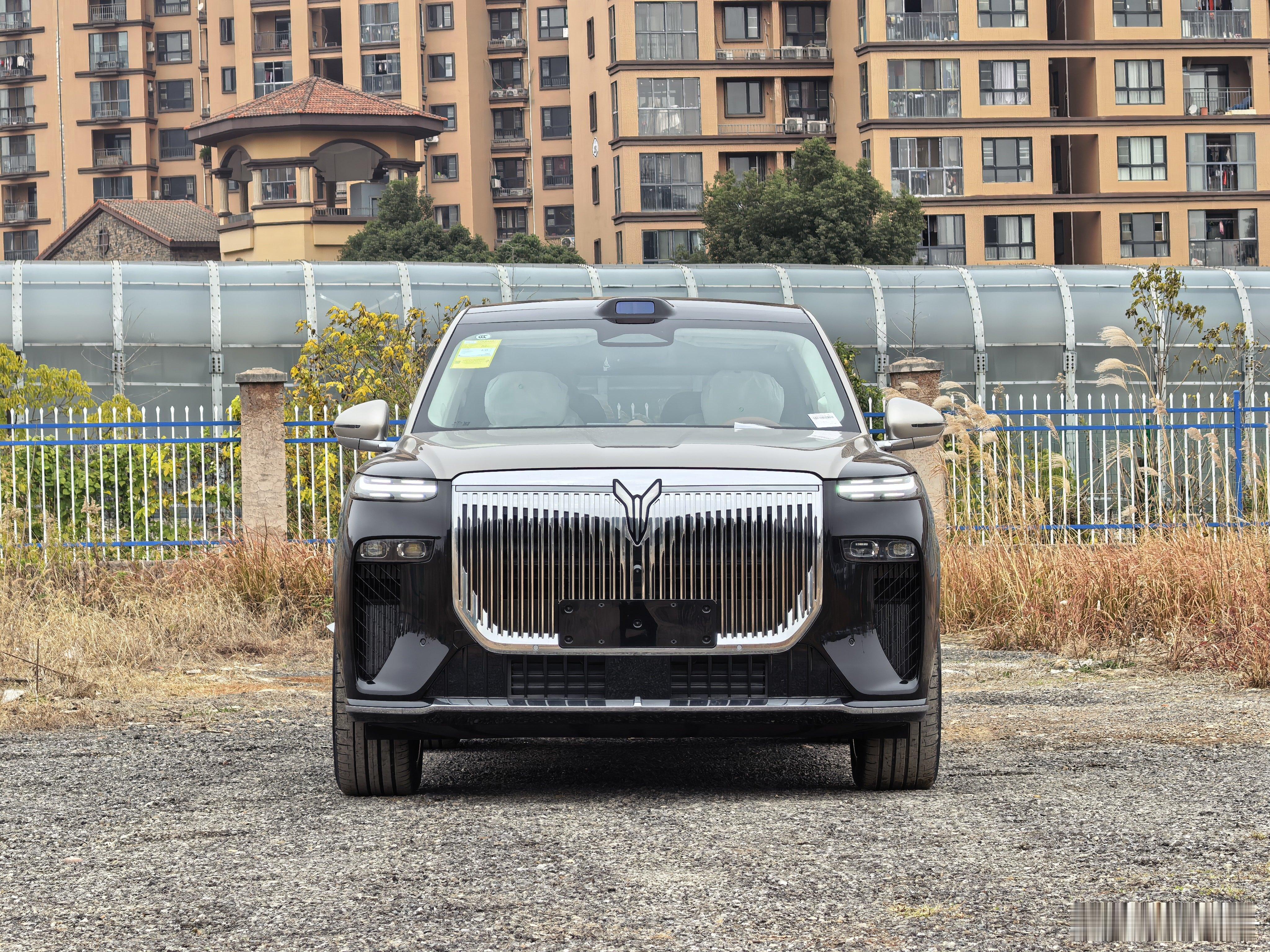 岚图泰山，下午随手拍了几张这三个配色哪个更尊图123是玄墨金图456是赤霞紫图7