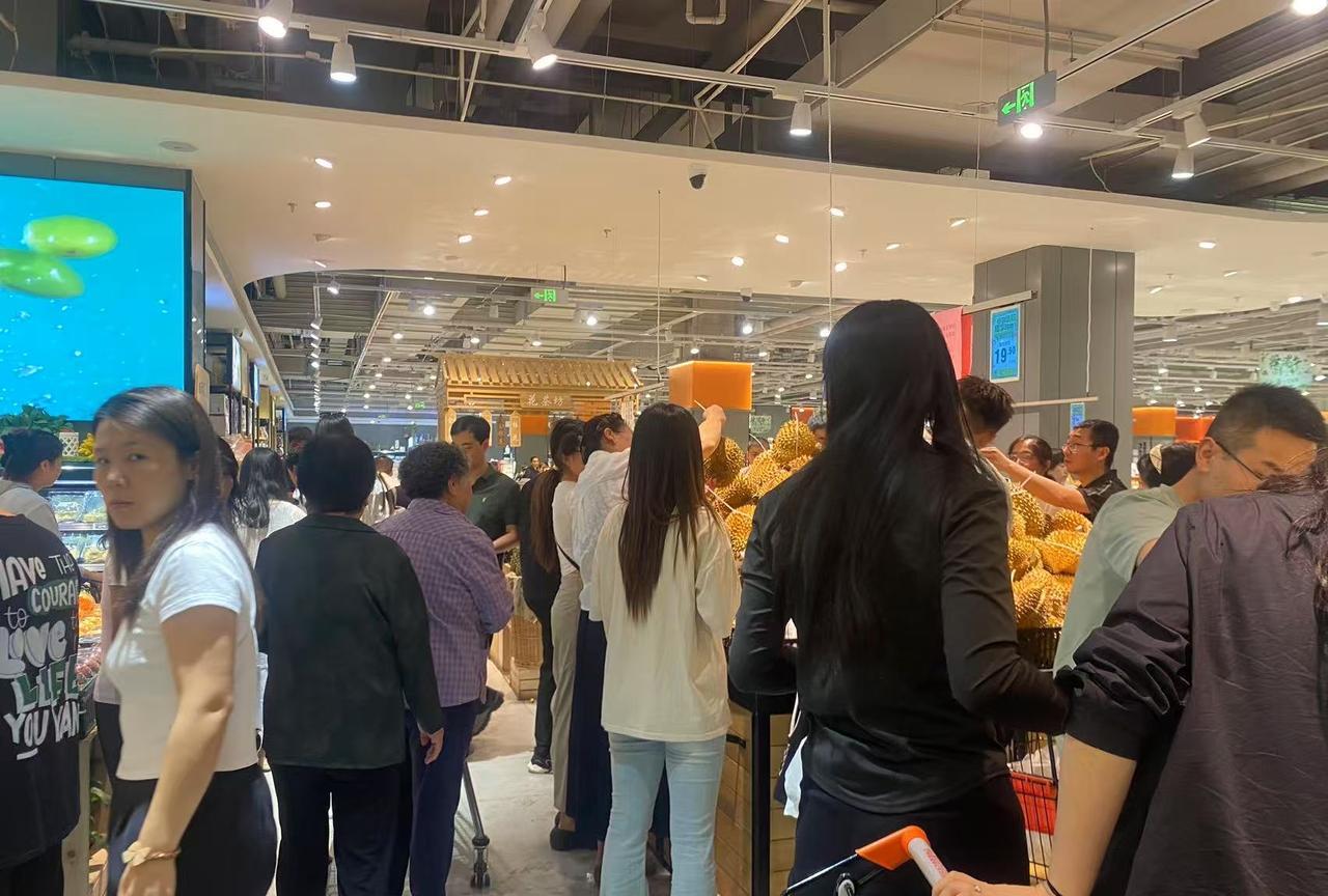 太原有钱人还是多了，消费力可以，一斤19.9元的榴莲还抢了，一个普通榴莲也得七八