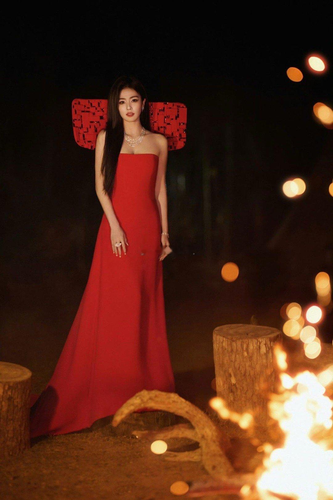 白鹿54套高定白鹿的美貌是松弛感与贵气并存的，带着54套高定走进了2026年！