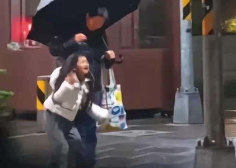 你知道汪小菲为何会给杨阿姨买座头等舱吗？因为当年与大S离婚后，让孩子最崩溃的是