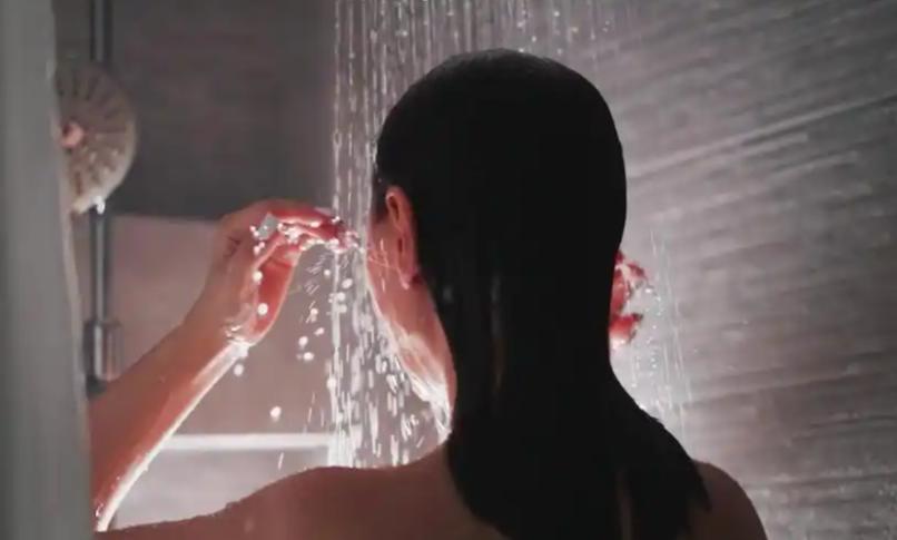 女子家中洗澡时热水器漏电，被电几秒心脏骤停？专业人士提醒！洗澡这件事，说大不