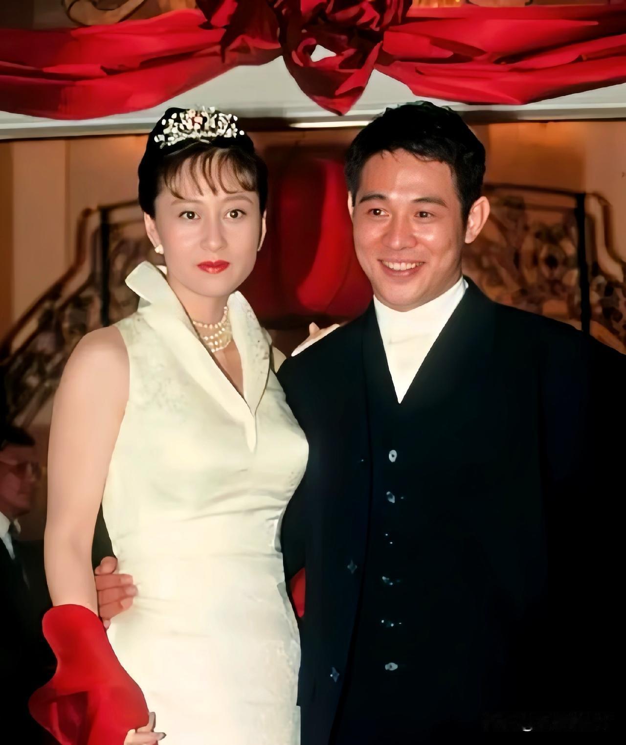 这是1999年李连杰与利智在美国洛杉矶结婚时在婚礼上的一张合影，当时李连杰36岁