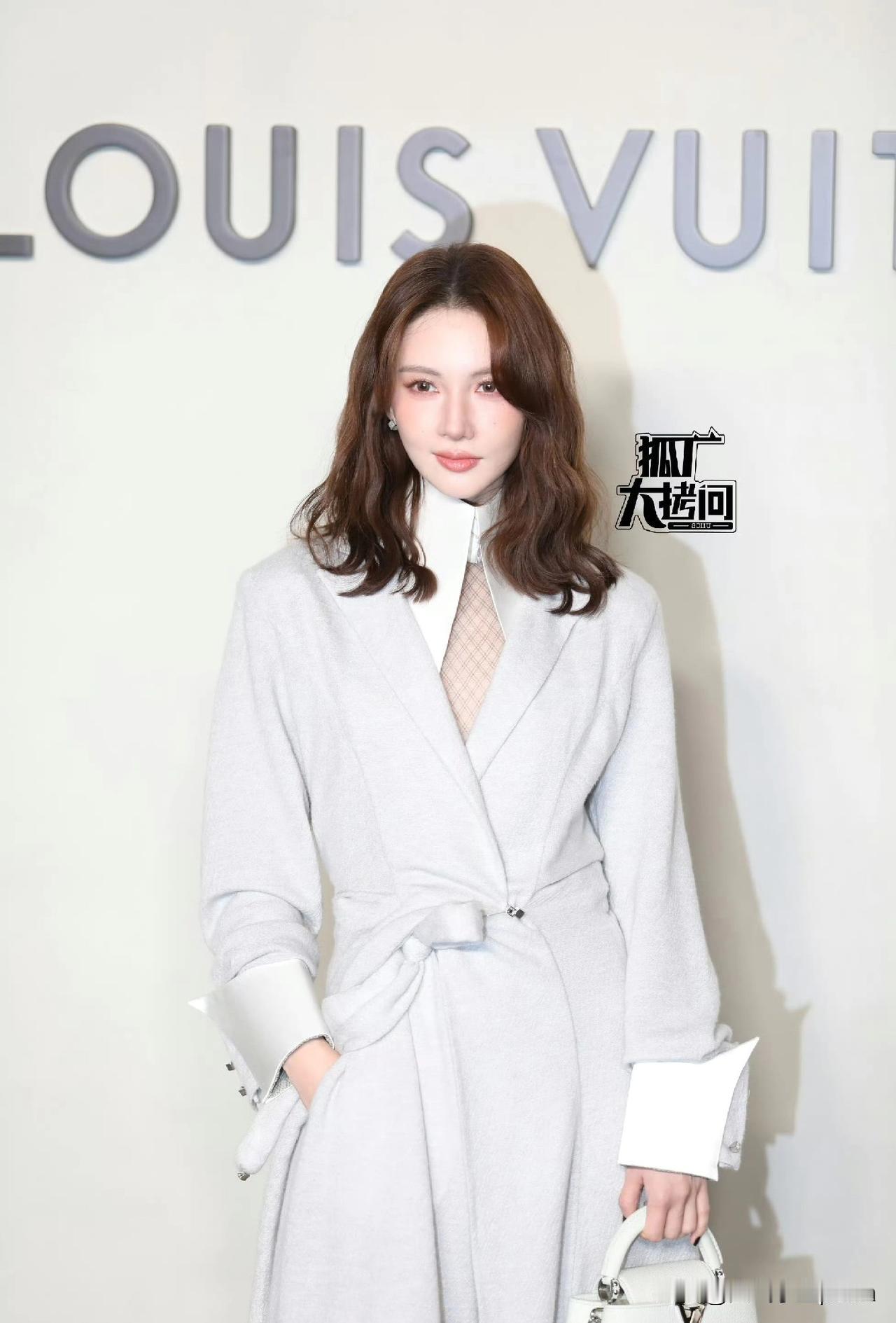 说真的，现在看美女早就不是光盯五官啦，而是看整体。像金晨这种，个高条顺、气质挂