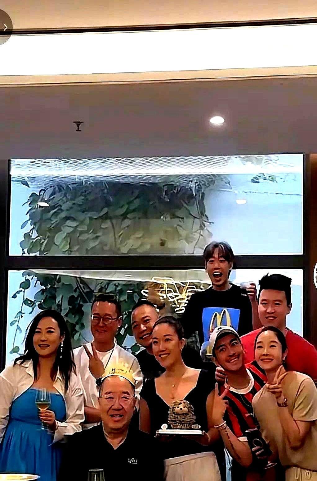 宋丹丹62岁生日，屋里挤满了人。她把晚辈老友全聚拢在跟前，张一山王鹤棣这帮小年