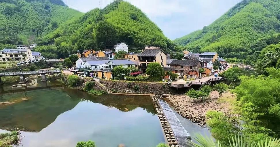 这个村落，基本上满足了世外桃源的一切要素，我都好想在这住上一个月。刚才刷到发哥z