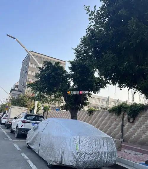 为何我坚决反对路边车位免费？今天小区门口的一幕让人百感交集我们小区北侧道路，修