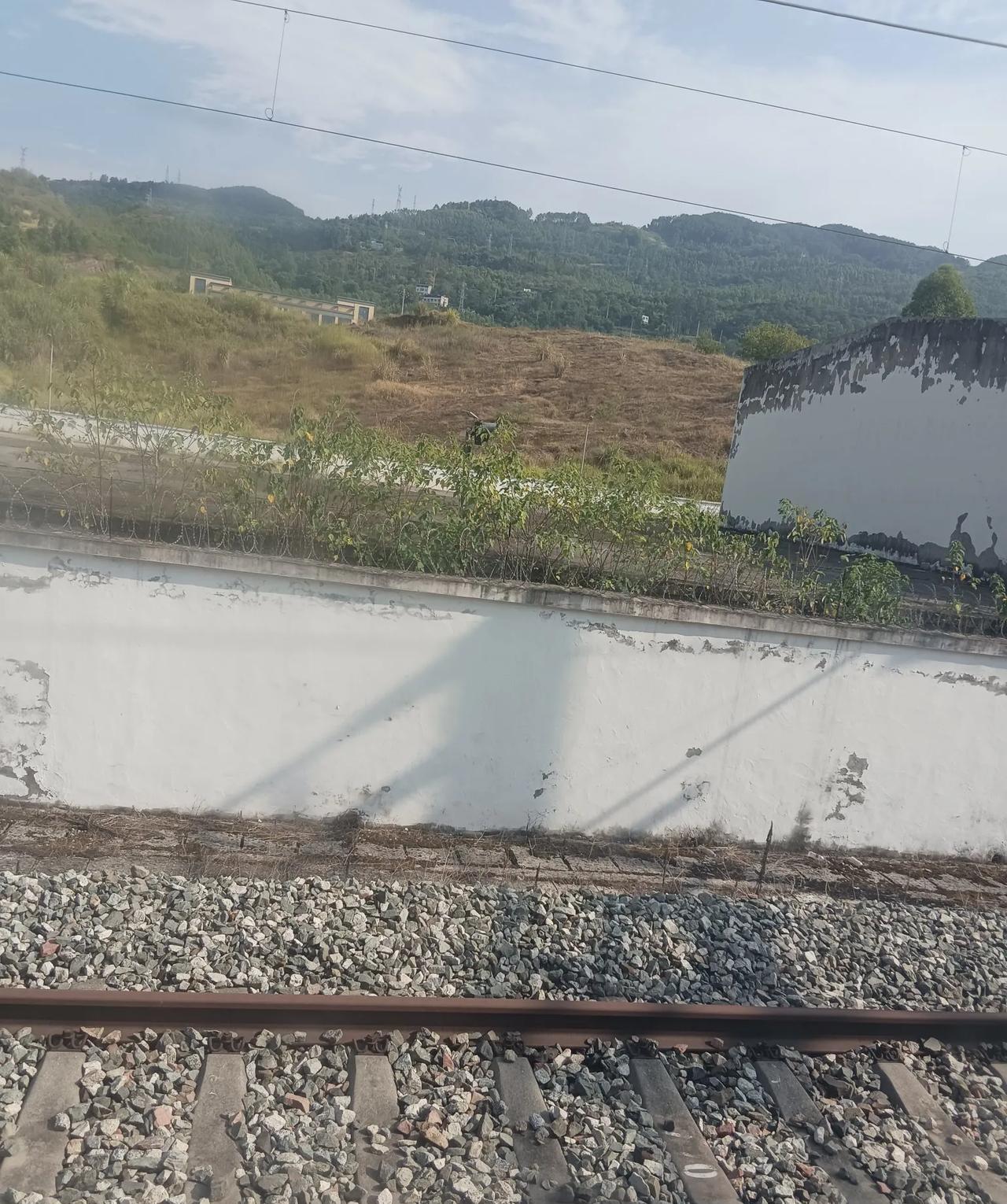 从合肥坐高铁到成都，过了宜昌，一路都是大山隧道，手机一点信号都没有，数据连不上，