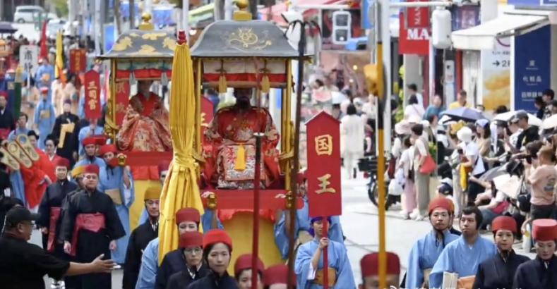 11月10日，琉球国那覇市的遊行，人们举起了琉球国的旗帜，要求恢复主权。 琉