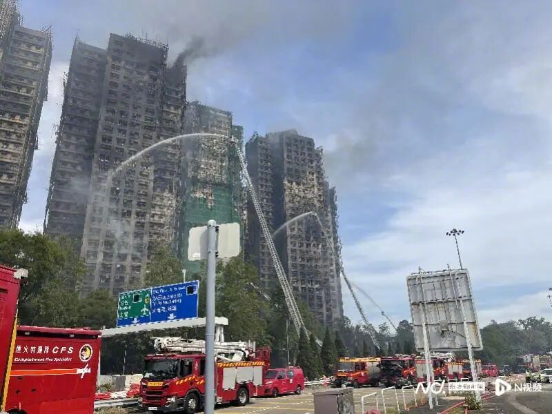 #香港大火28小时救出一名生还者#【起火后约28小时，楼梯间救出一名生还者】#香