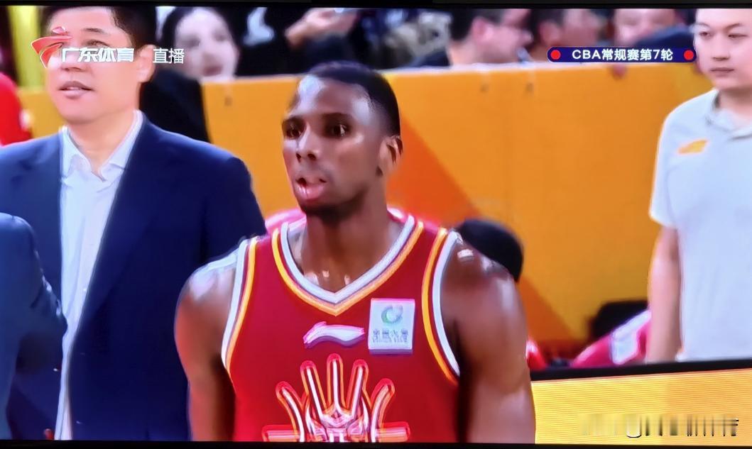 迪亚洛这样的劣迹斑斑的外援居然还能留在场上比赛第一节不