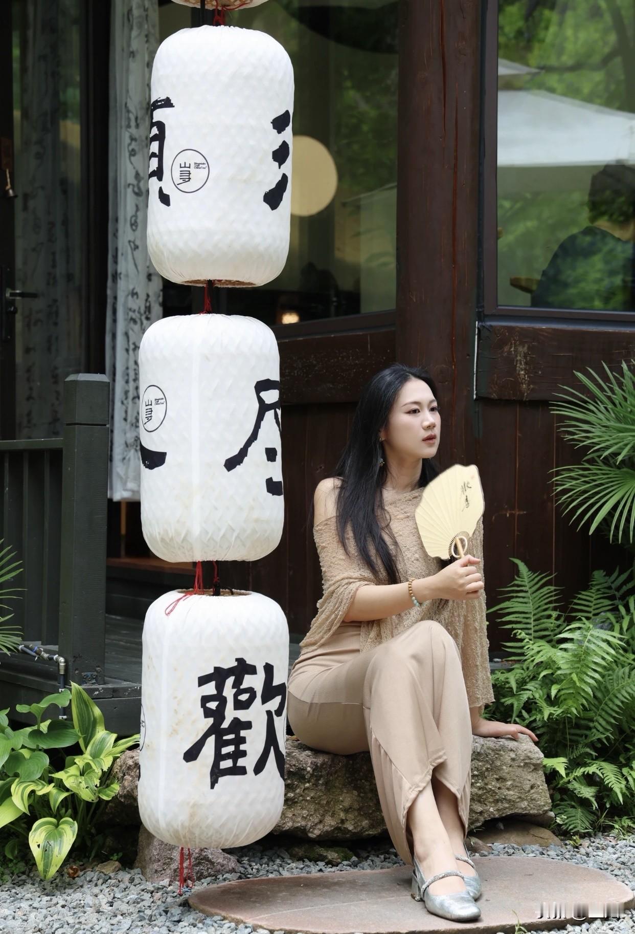 如何通过摄影表现女性的气质美拍出温柔贵气的千金感，在茶馆拍照很合适。惬意坐着歪头