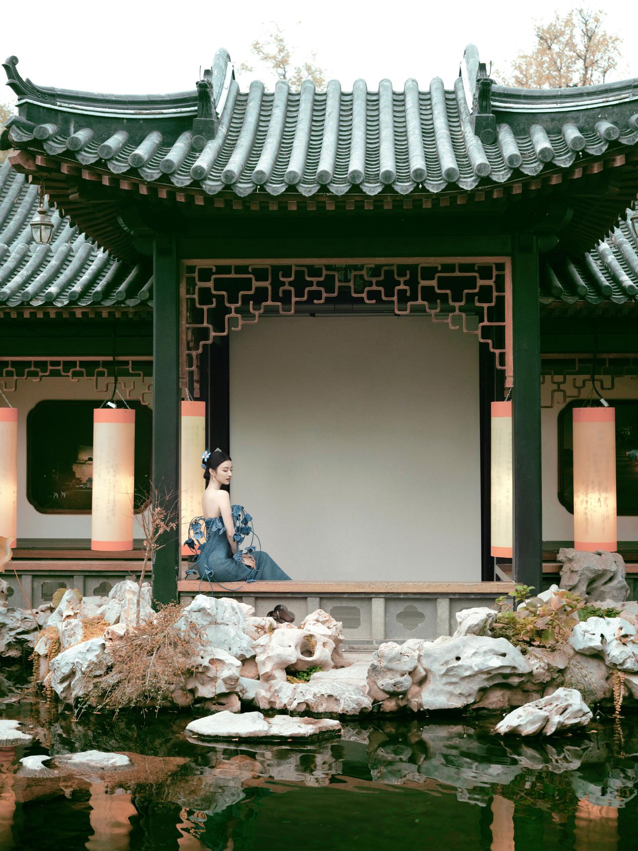 王家第一美女，王楚然！！！！古风庭院中的优雅女子，静谧的氛围，宛如画中人。