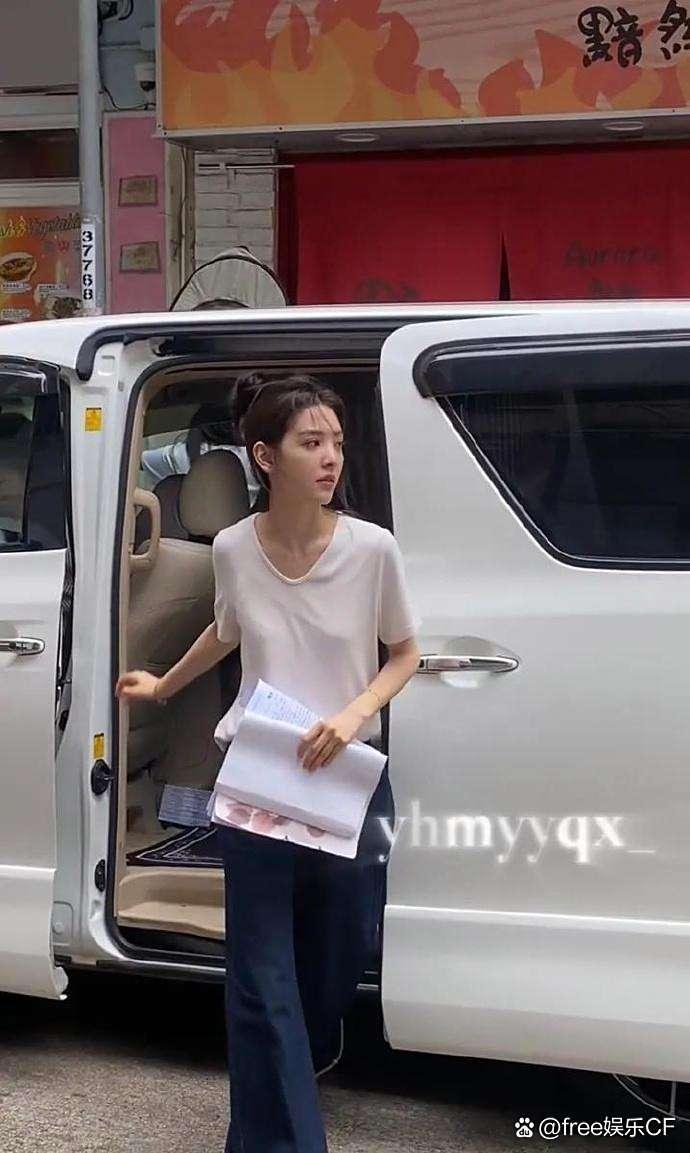 原来章若楠这么瘦，内娱的女明星为了上镜真是一个比一个​​​