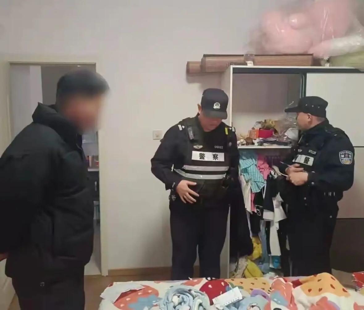 戏精本精，浙江一女子金吊坠不见了，怀疑是男友偷的，为了“自证清白”男友无奈报警，