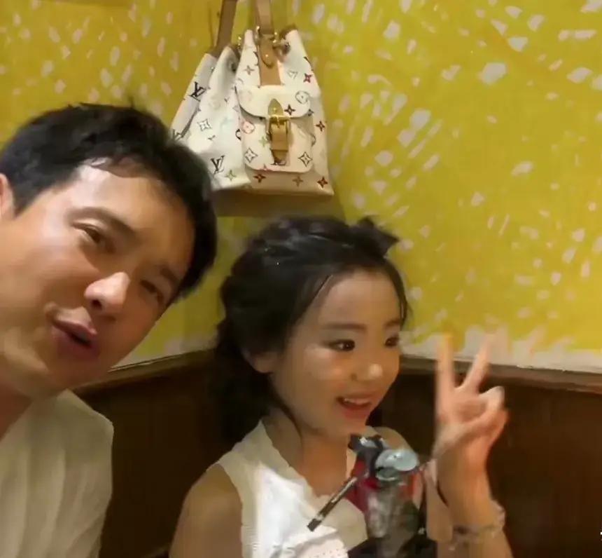 高云翔给孩子庆祝生日有点节省了，选择的餐厅都是那种空间不大的角落，没有租一个包间